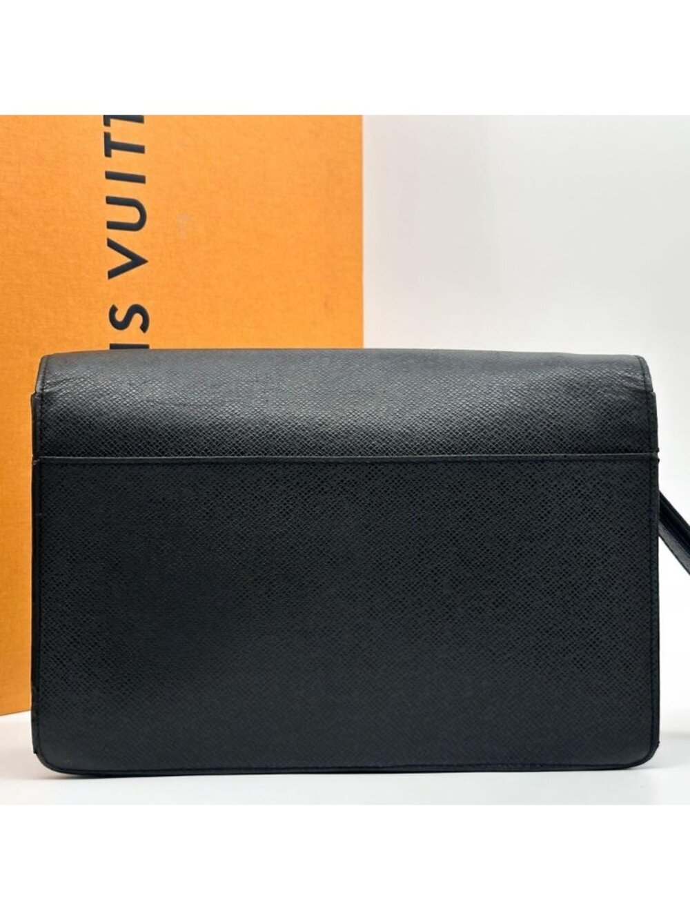 Louis Vuitton Selenga Taiga Clutch Leather - Picture 3 of 13